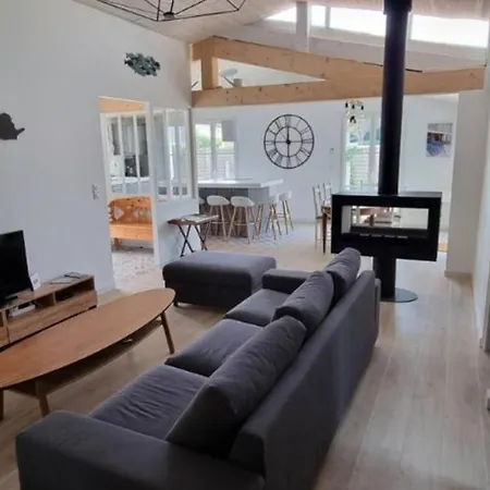 Dom wakacyjny Nice House With Garden 500m From The Beach *